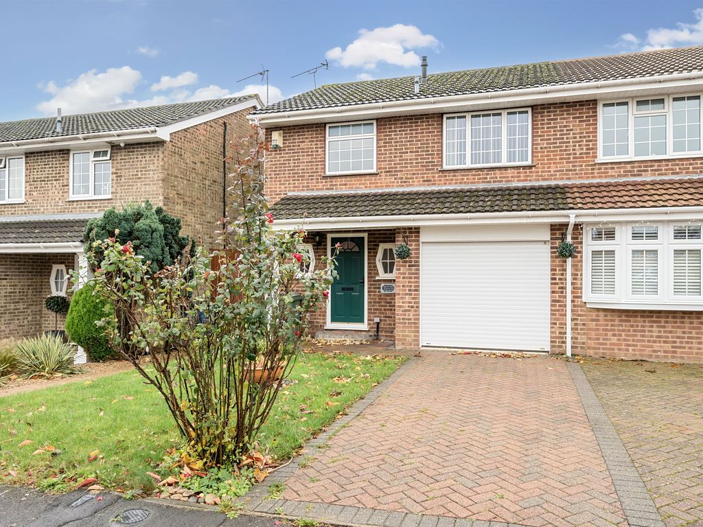 3 bed end terrace house for sale in Beverley Gardens, Maidenhead SL6, £495,000