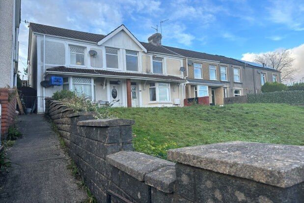3 bed property to rent in Commercial Street, Abertawe SA9, £725 pcm