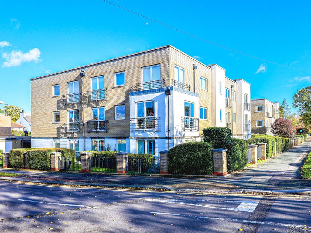 2 bed flat for sale in London Road, Leigh-On-Sea SS9, £240,000