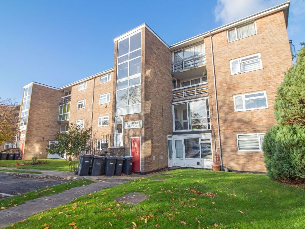 2 bed flat for sale in Compton Court, Chidham Close, Havant PO9, £180,000