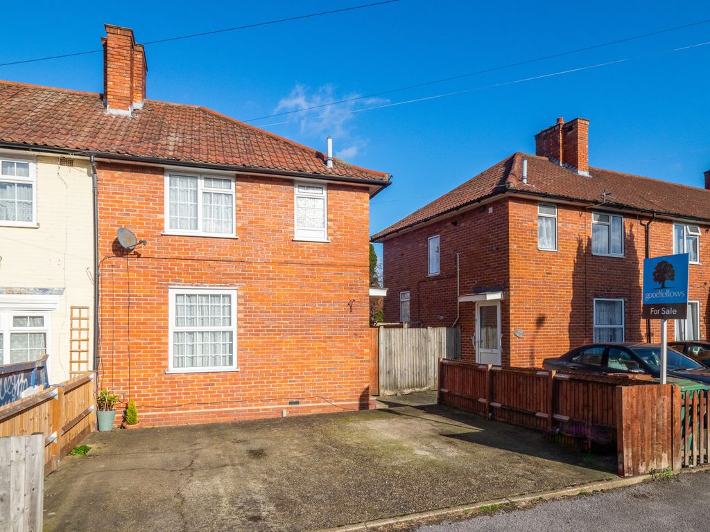 2 bed end terrace house for sale in Middleton Road, Carshalton SM5, £425,000