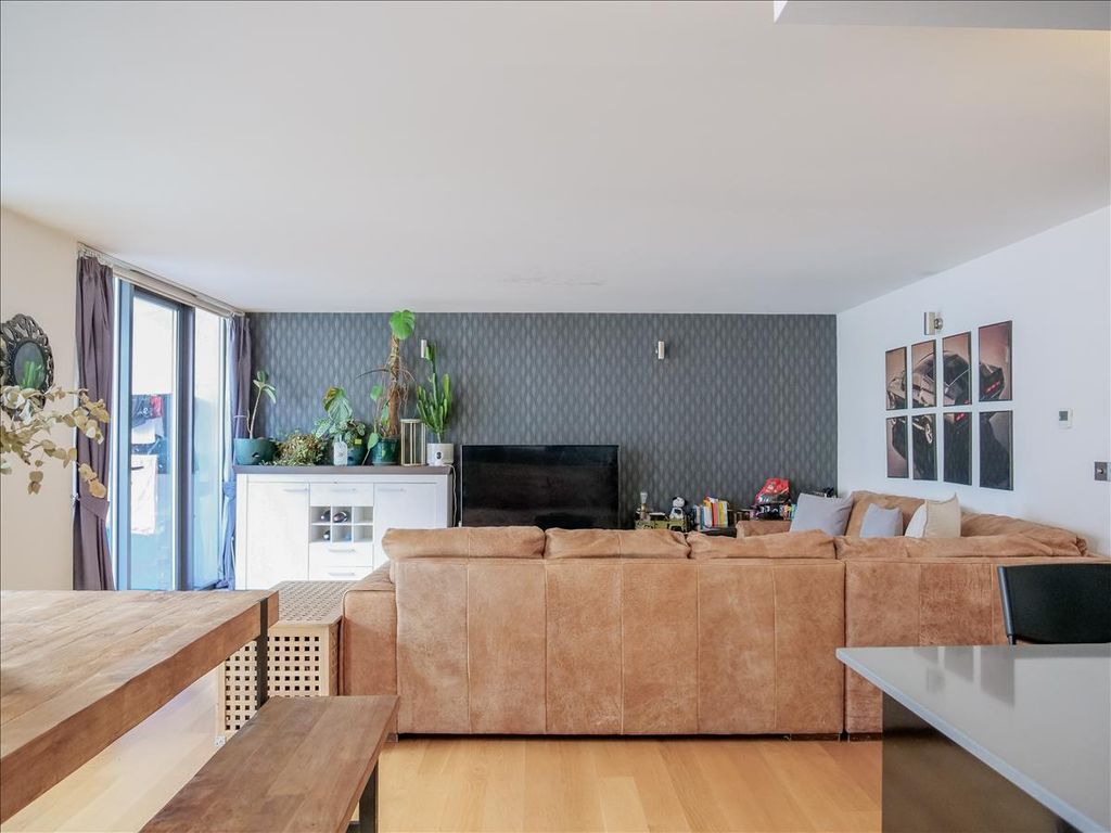 2 bed flat for sale in Barlby Road, London W10, £895,000