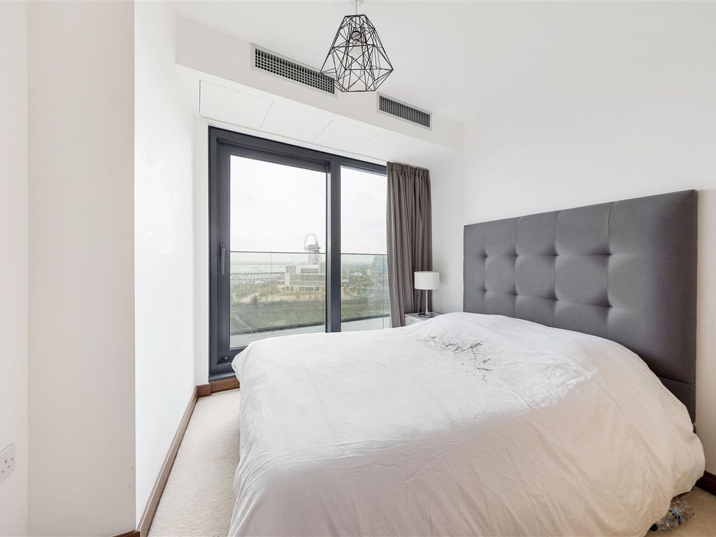 2 bed flat for sale in High Street, Stratford E15, £550,000