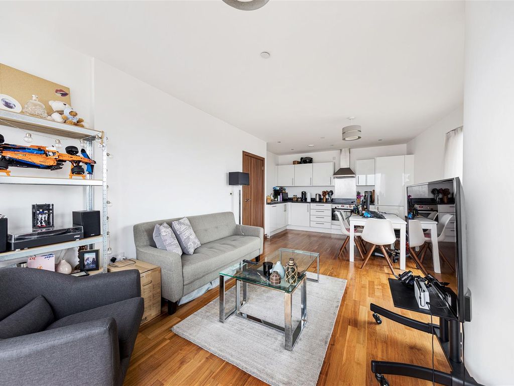 2 bed flat for sale in High Street, Stratford E15, £550,000