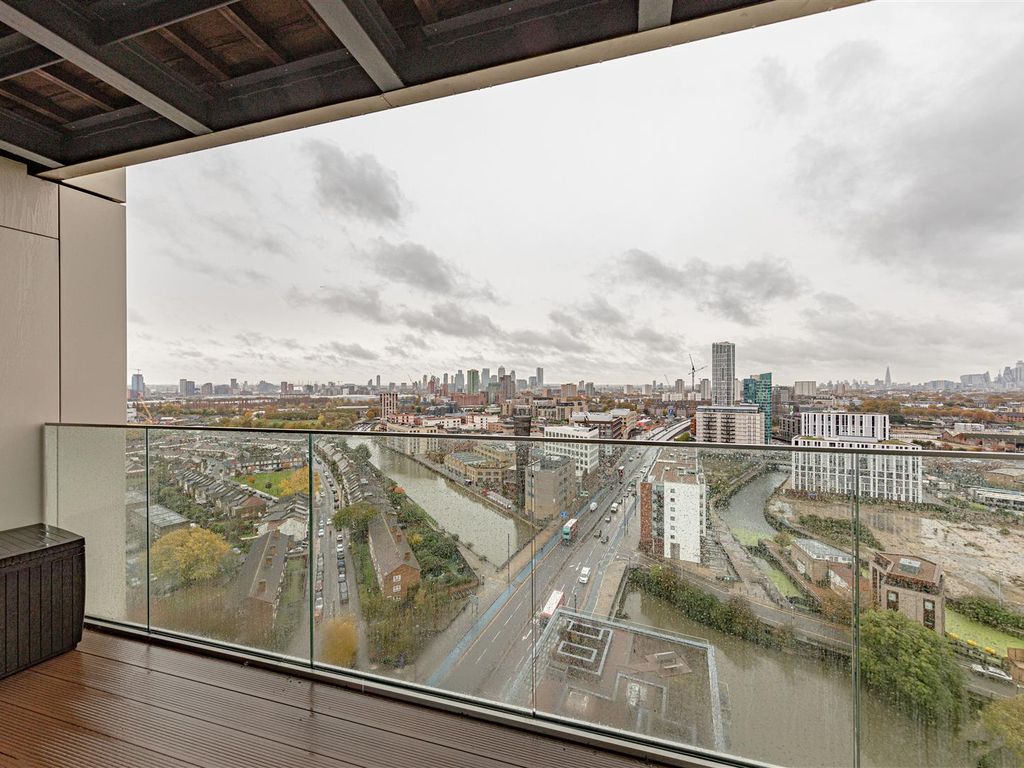 2 bed flat for sale in High Street, Stratford E15, £550,000