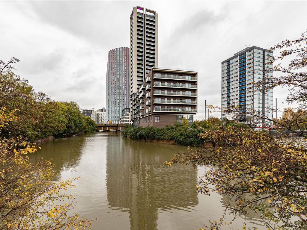 2 bed flat for sale in High Street, Stratford E15, £550,000