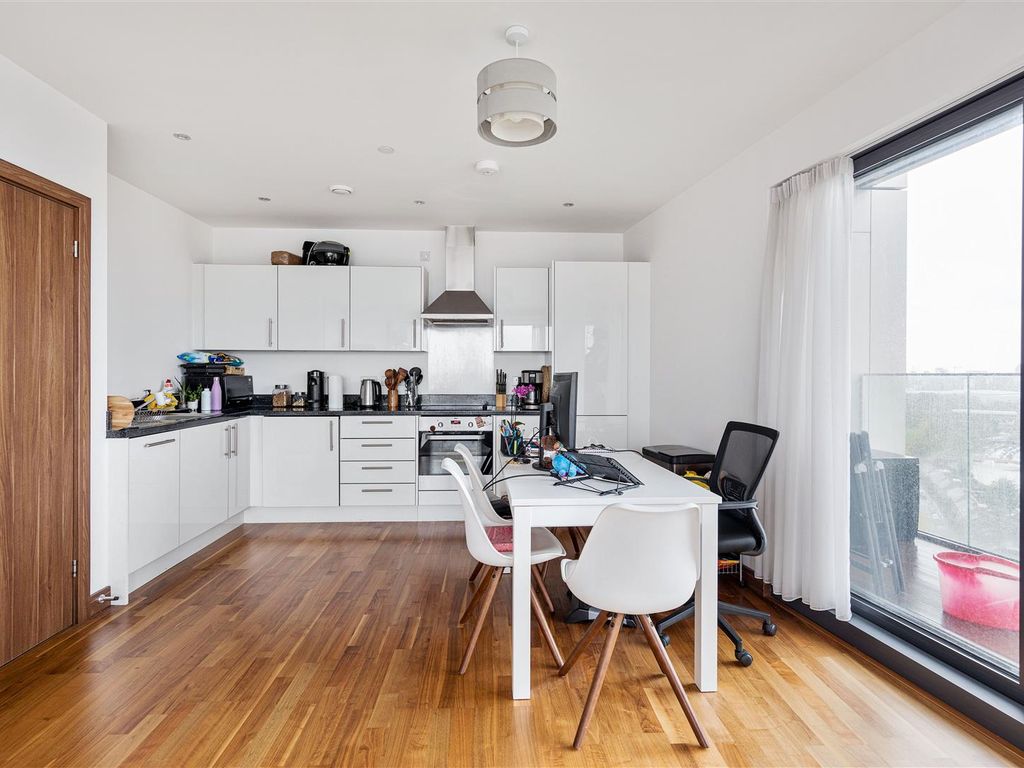 2 bed flat for sale in High Street, Stratford E15, £550,000