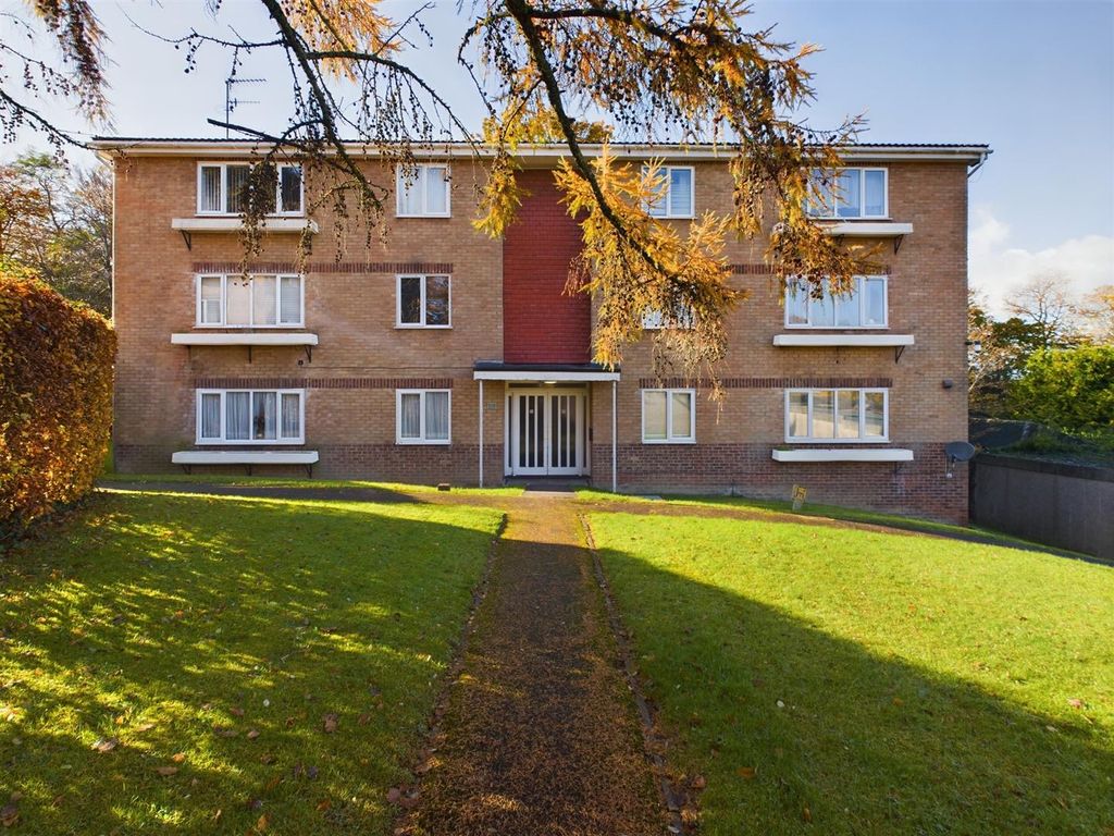 1 bed flat for sale in Balcombe Road, Crawley RH10, £169,950
