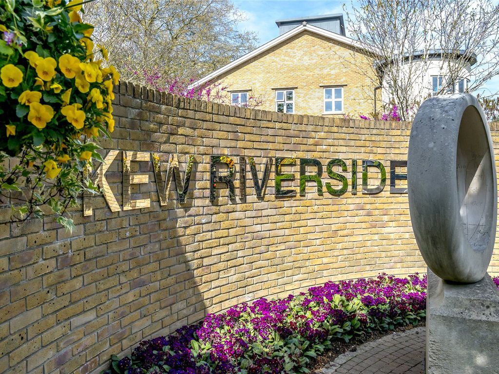 2 bed flat to rent in Melliss Avenue, Kew, Richmond TW9, £2,600 pcm