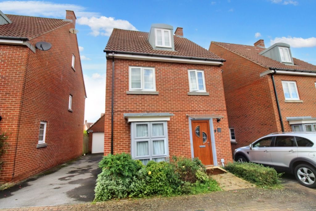 3 bed detached house to rent in Taplin Close, Basingstoke, Hampshire RG24, £1,800 pcm