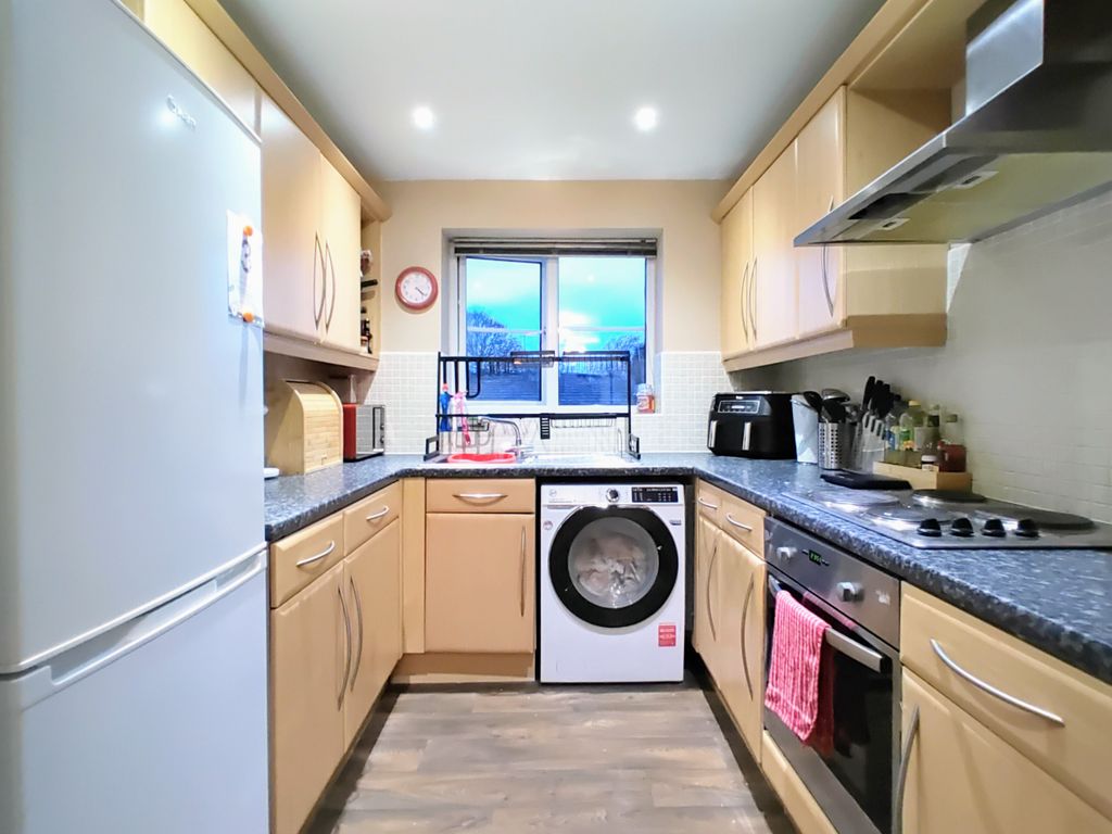 2 bed flat for sale in Yateholm Drive, Bradford BD6, £95,000