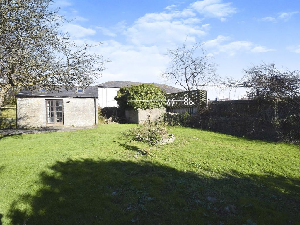 6 bed detached house for sale in Rhoose Road, Rhoose, Barry CF62, £450,000