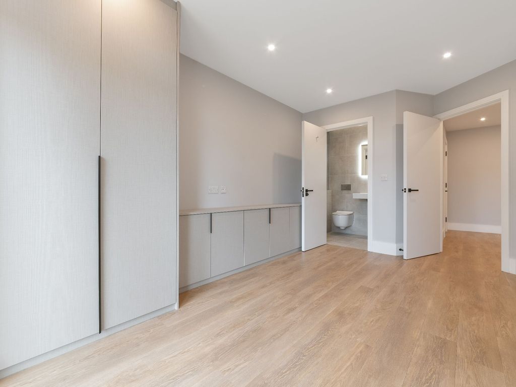 2 bed flat to rent in Draycott Avenue, Kenton, Harrow HA3, £2,399 pcm