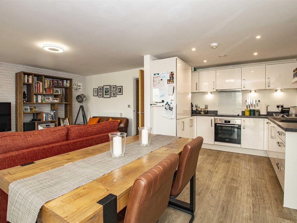 2 bed flat to rent in 36 Atlas Way, Milton Keynes MK10, £1,450 pcm