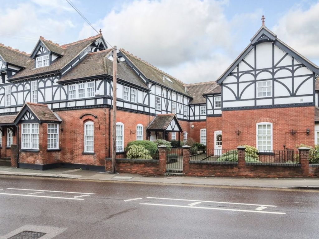 2 bed flat for sale in Ongar Road, Romford RM4, £425,000