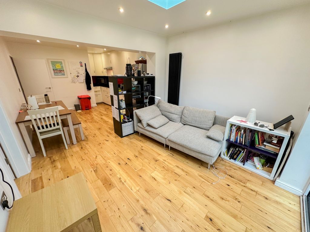 3 bed flat to rent in Rosebery Gardens, Crouch End N8, £2,400 pcm