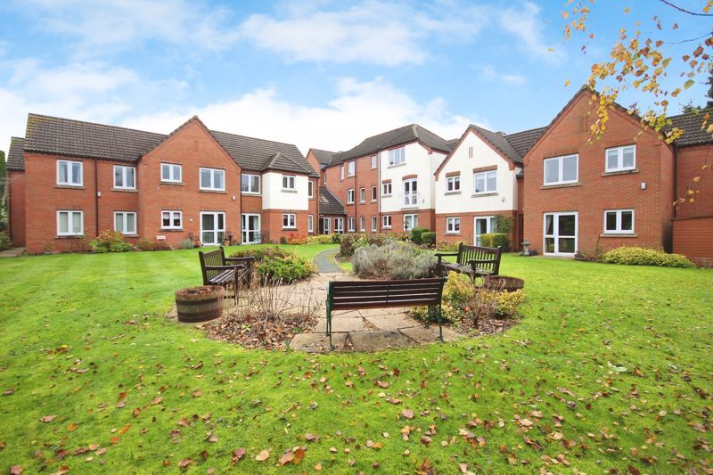 2 bed flat for sale in Knights Court, Balsall Common CV7, £170,000