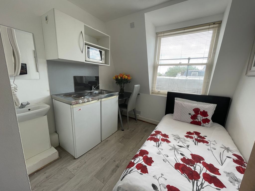Studio to rent in Cromwell Road, London SW7, £1,517 pcm
