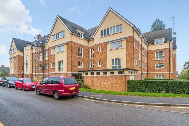 2 bed flat for sale in Capel Crescent, Stanmore, Harrow HA7, £105,000