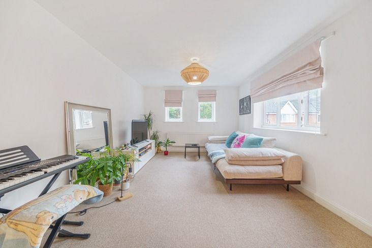 2 bed flat for sale in Capel Crescent, Stanmore, Harrow HA7, £105,000