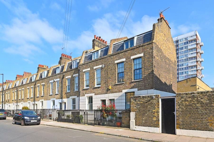 4 bed end terrace house for sale in Aston Street, London E14, £975,000