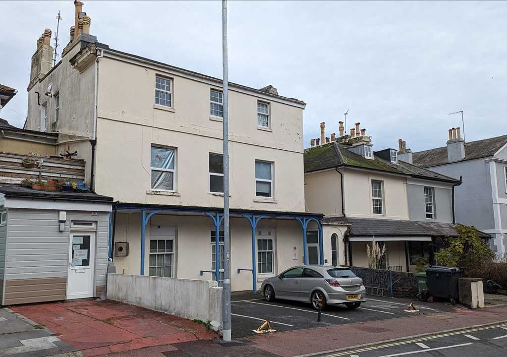 2 bed flat for sale in Abbey Road, Torquay TQ2, £120,000