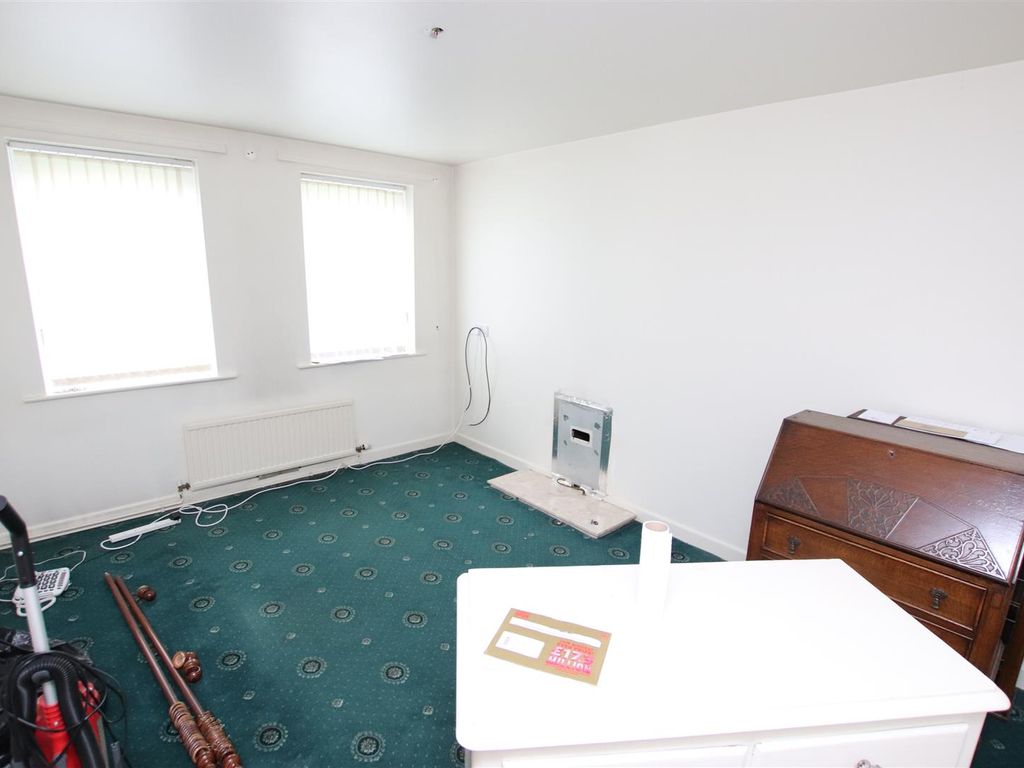 2 bed flat for sale in Dunkhill Croft, Idle, Bradford BD10, £65,000