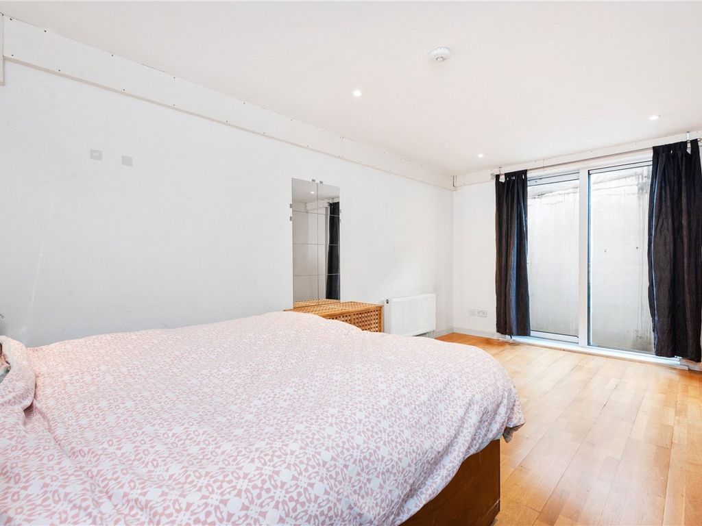 5 bed flat for sale in Pigott Street, London E14, £550,000