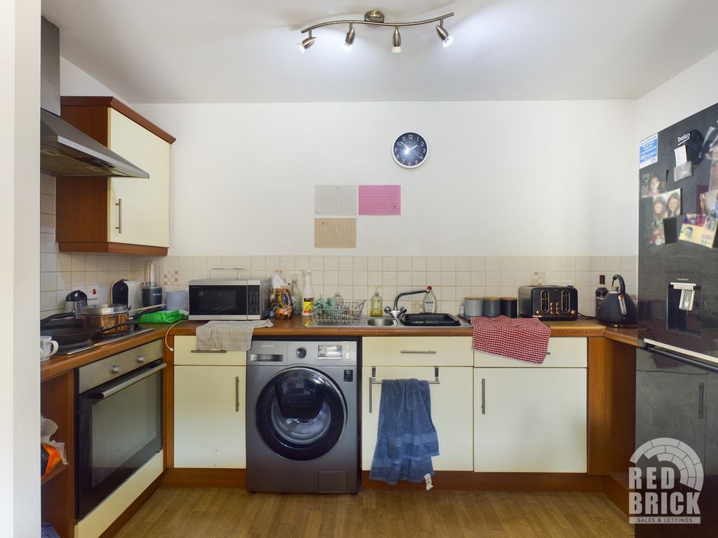 2 bed flat for sale in Nuneaton Road, Bedworth CV12, Bedworth,, £110,000