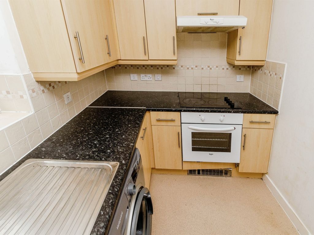 2 bed flat for sale in Thornbury Road, Walsall WS2, £85,000