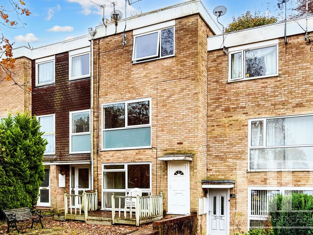 2 bed maisonette for sale in Hyde Heath Court, Crawley RH10, £220,000