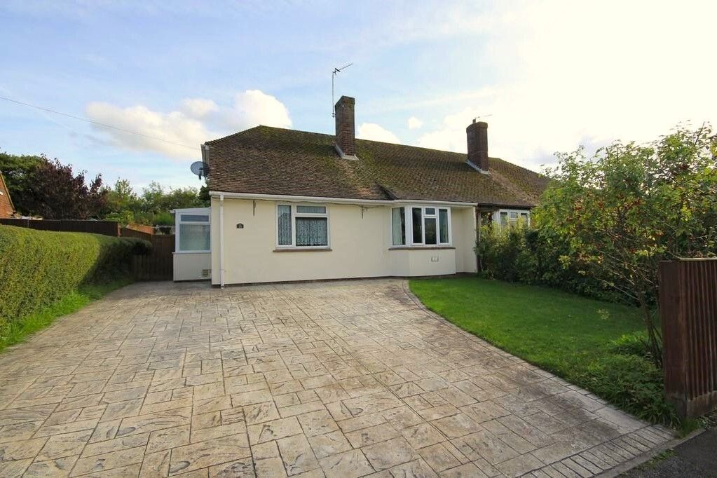 2 bed bungalow for sale in Hawthorn Road, Princes Risborough HP27, £375,000