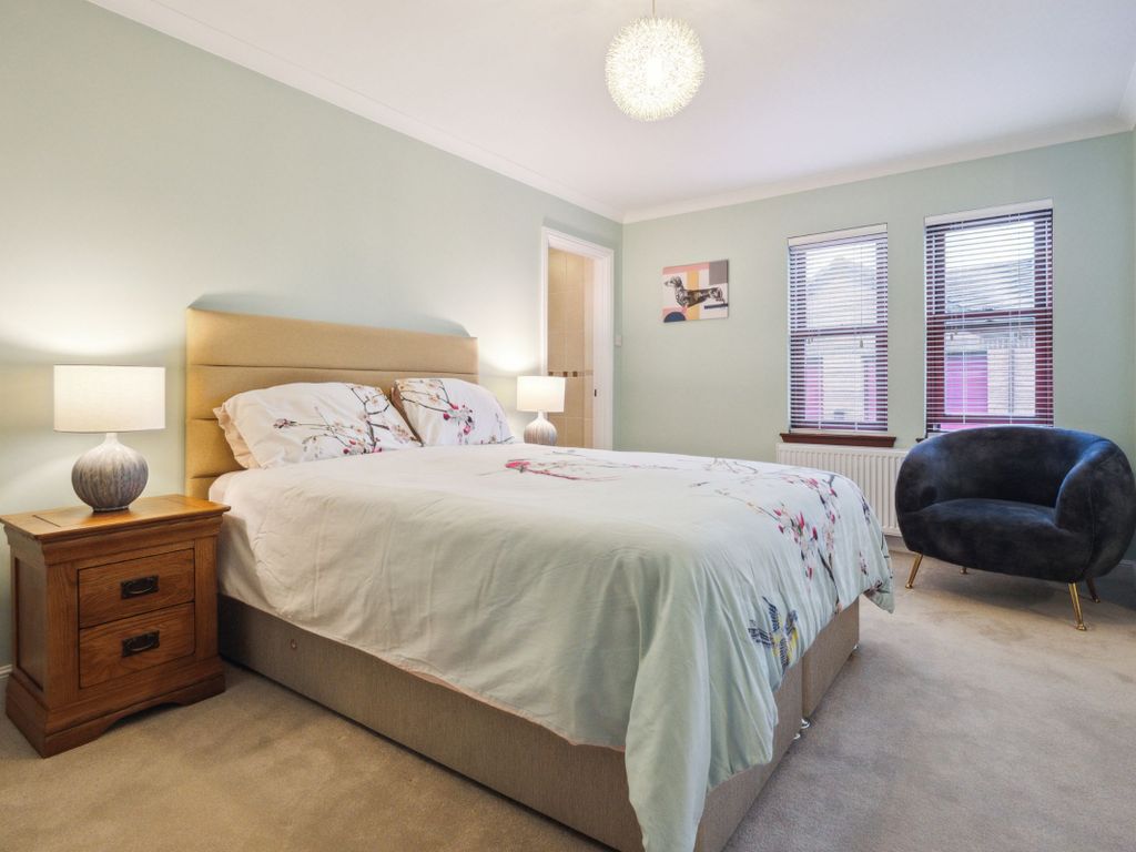 2 bed flat for sale in West Chapelton Drive, Bearsden, Glasgow G61, £299,000
