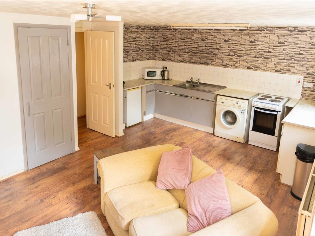 1 bed flat for sale in Kingsway Gardens, Andover SP10, £80,000