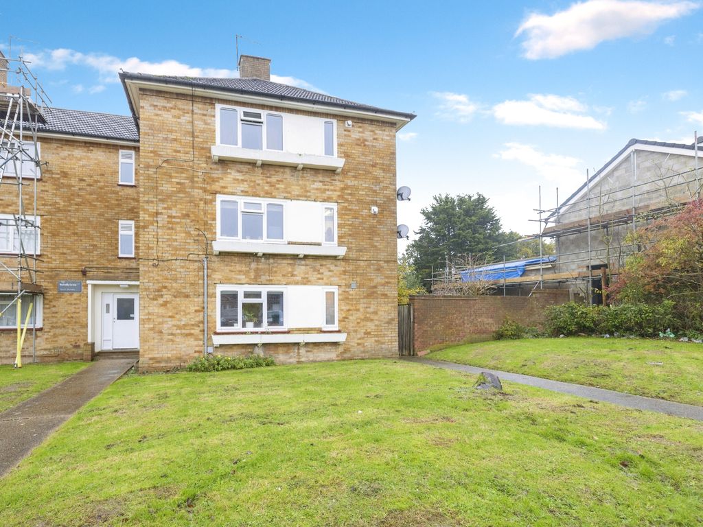 2 bed flat for sale in Romilly Drive, Watford WD19, £325,000