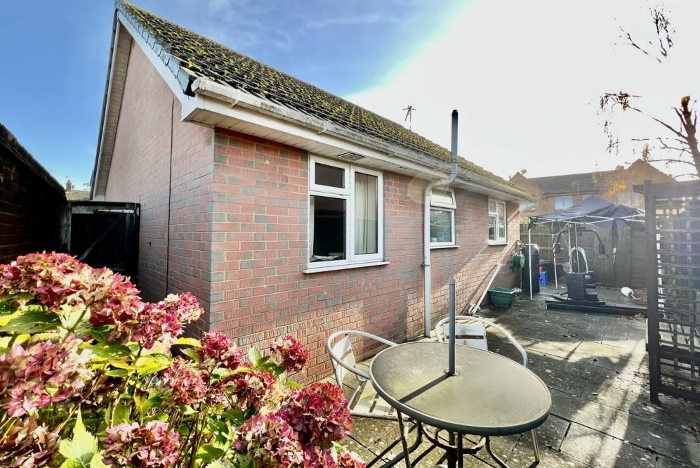 2 bed bungalow for sale in Parsonage Barn Lane, Ringwood BH24, £325,000