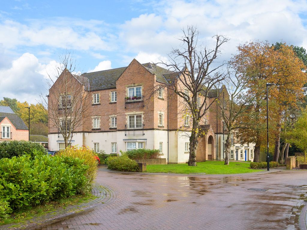 2 bed flat for sale in The Spinney, Sheffield S17, £250,000