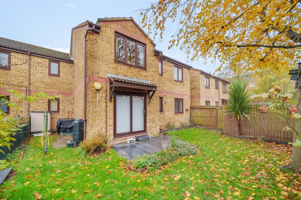 1 bed flat for sale in Feltham, Middlesex TW13, £225,000