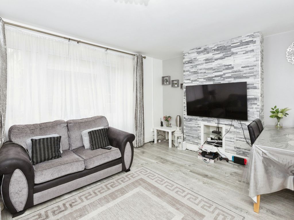 2 bed maisonette for sale in Cable Street, London, London E1, £450,000