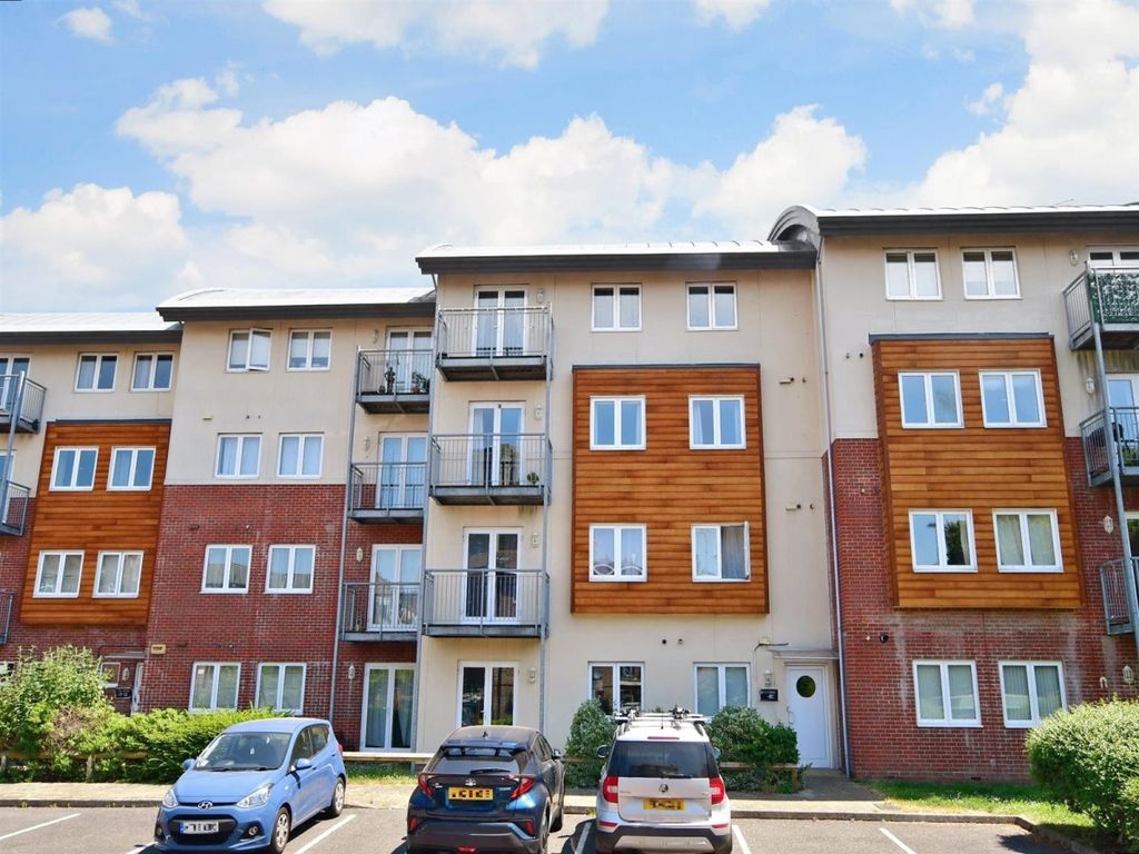 2 bed flat to rent in Lion Terrace, Portsmouth PO1, £1,200 pcm