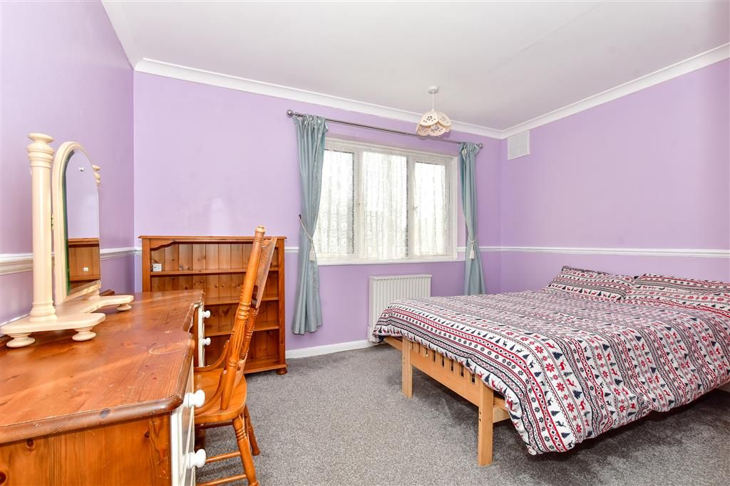 2 bed flat for sale in Rutland Avenue, Margate, Kent CT9, £200,000