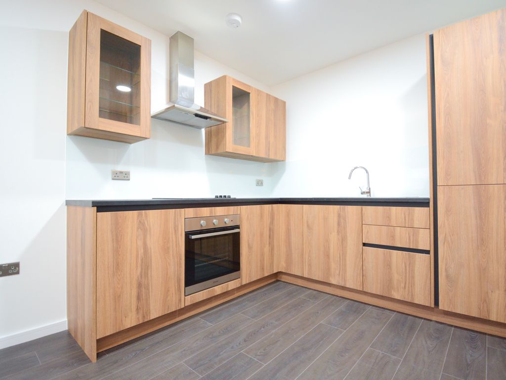 1 bed flat to rent in Elmwood Avenue, Feltham TW13, £1,300 pcm