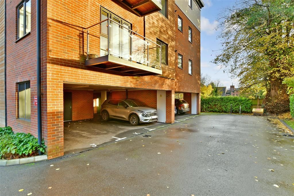 1 bed flat for sale in Nash Gardens, Redhill, Surrey RH1, £290,000
