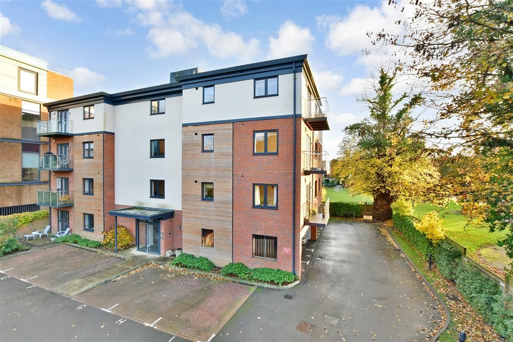 1 bed flat for sale in Nash Gardens, Redhill, Surrey RH1, £290,000