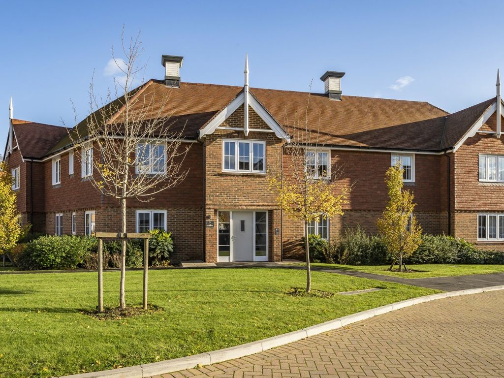 2 bed flat for sale in Sycamore Road, Cranleigh GU6, £120,000