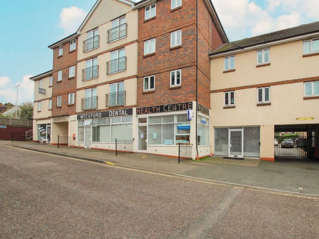 2 bed flat for sale in Riverside Court, Wickford SS11, £220,000