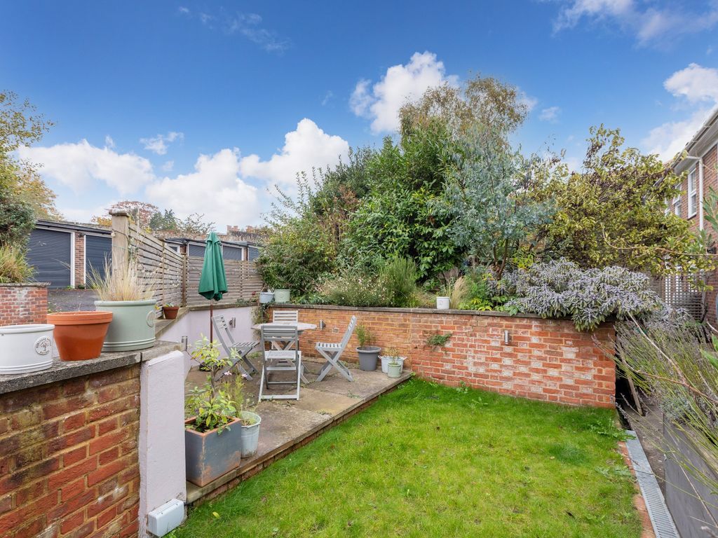 3 bed end terrace house for sale in Stockwells, Taplow, Maidenhead SL6, £559,950