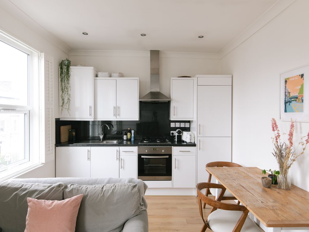 1 bed flat for sale in Herne Hill Road, London SE24, £375,000