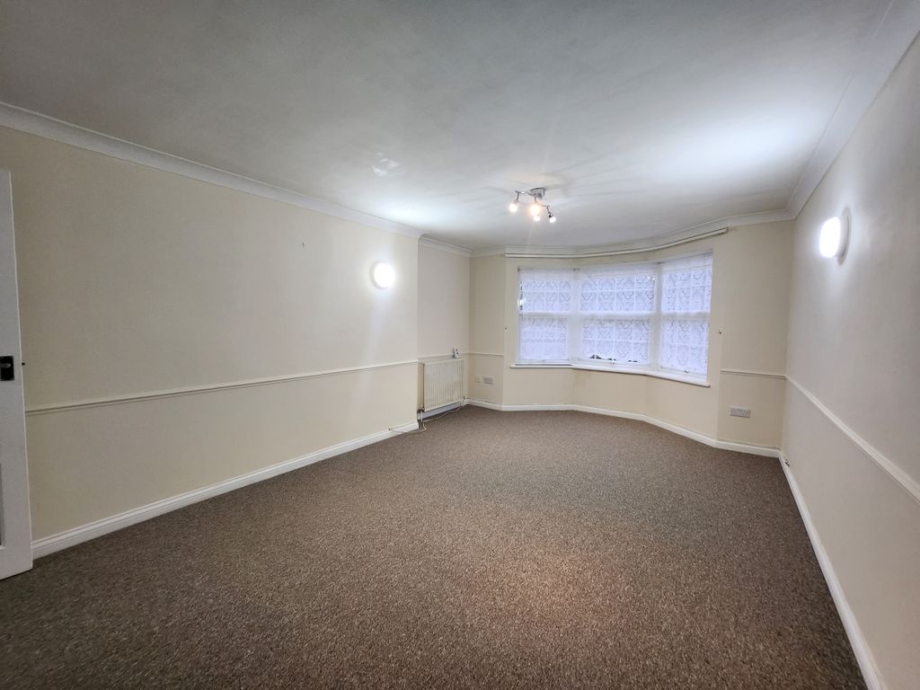 2 bed flat to rent in The Steyne, Bognor Regis PO21, £1,200 pcm
