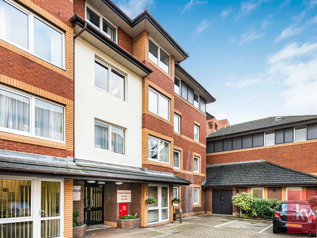 2 bed flat for sale in Swanbrook Court, Maidenhead, Berkshire SL6, £130,000
